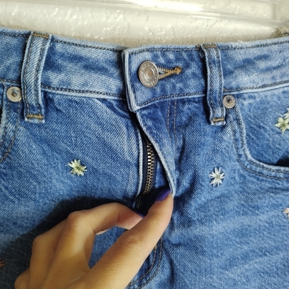 American Eagle Floral Embroidered Denim Mom Shorts sz 4 - Picture 4 of 7